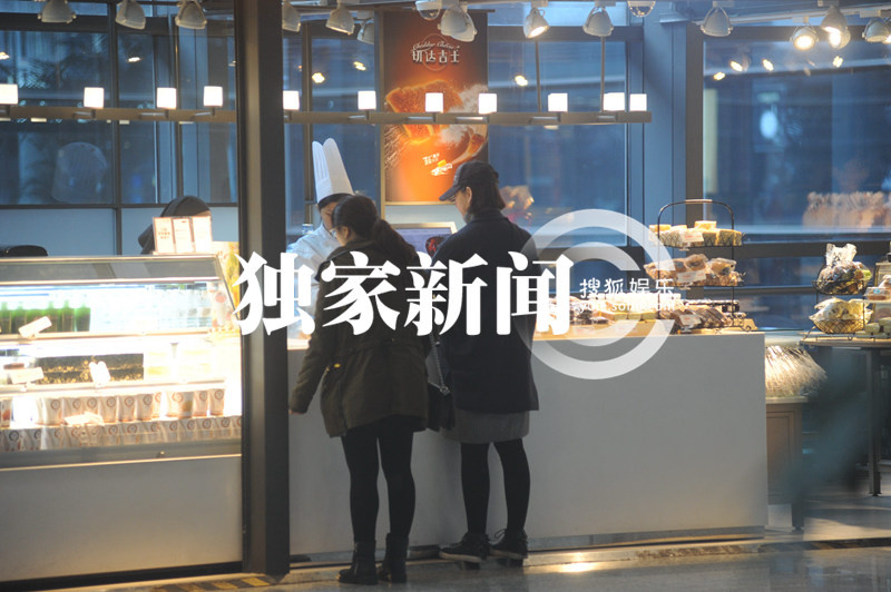 唐一菲打飞的探班凌潇肃 狼吞虎咽解决温饱