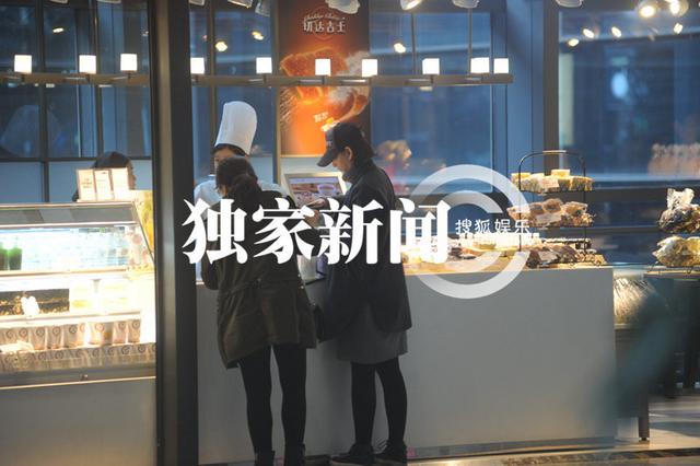 唐一菲打飞的探班凌潇肃 狼吞虎咽解决温饱