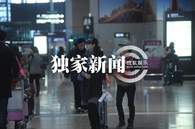 唐一菲打飞的探班凌潇肃 狼吞虎咽解决温饱