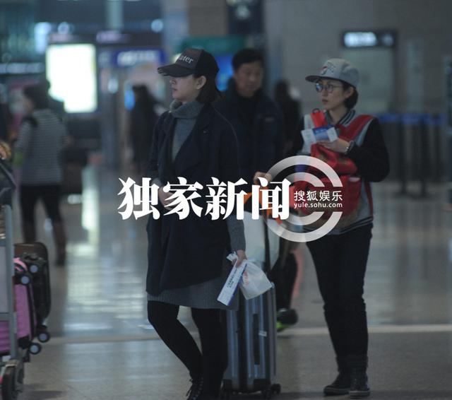 唐一菲打飞的探班凌潇肃 狼吞虎咽解决温饱