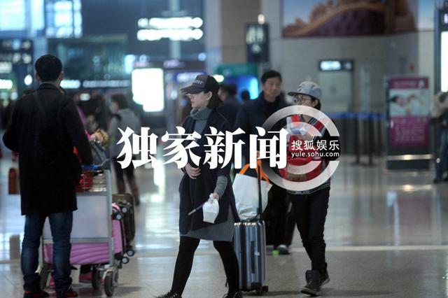 唐一菲打飞的探班凌潇肃 狼吞虎咽解决温饱