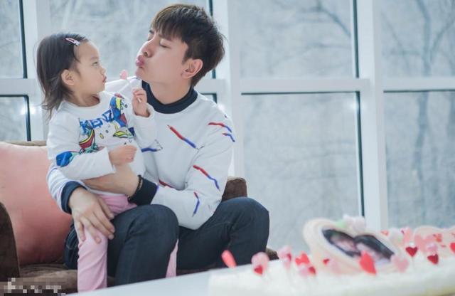 乃爸索吻……得到了吗