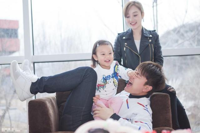 乃爸甘愿被”欺负”