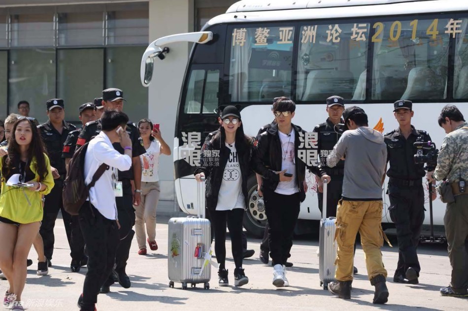 戚薇李承铉现身三亚录《出发吧爱情》 一路牵手秀恩爱