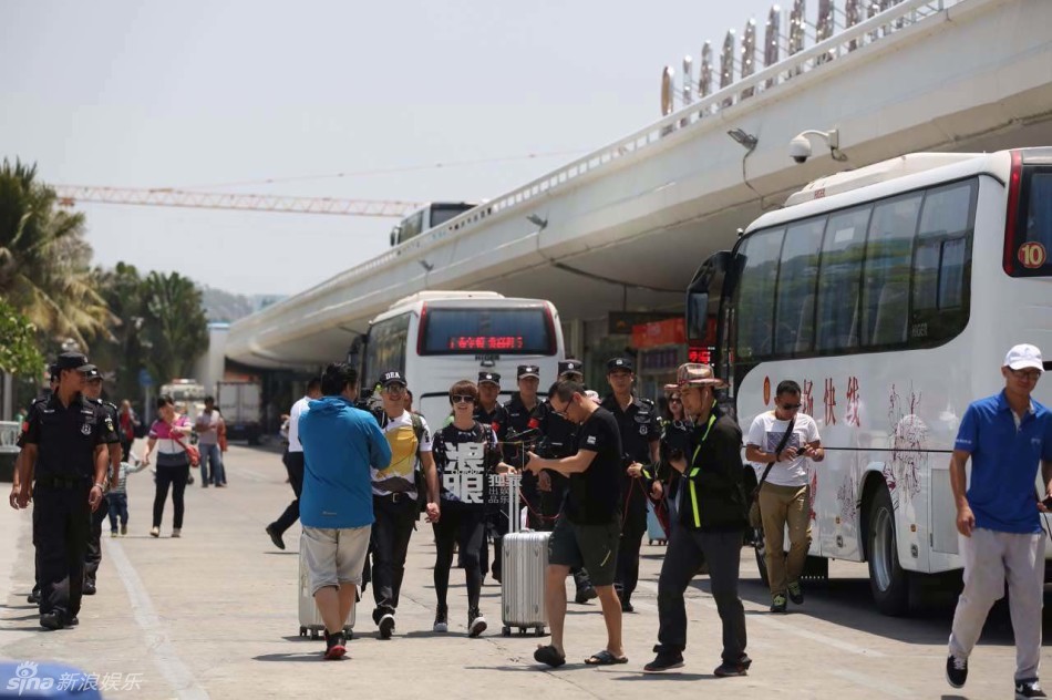 戚薇李承铉现身三亚录《出发吧爱情》 一路牵手秀恩爱