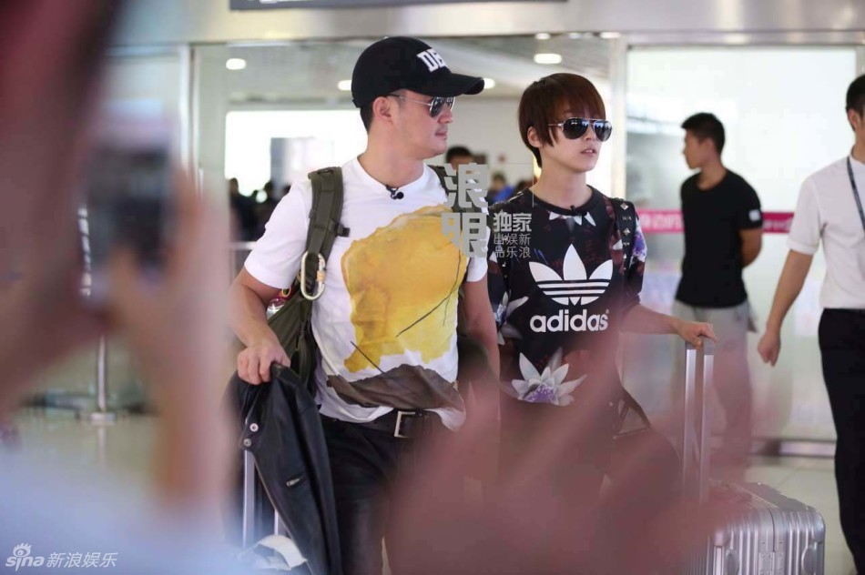 戚薇李承铉现身三亚录《出发吧爱情》 一路牵手秀恩爱