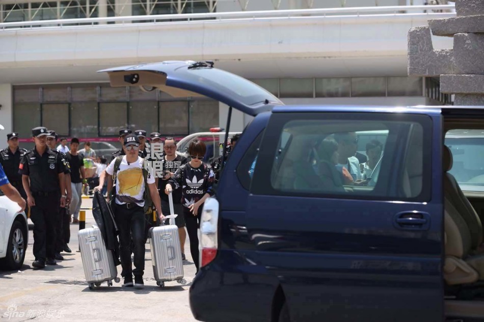 戚薇李承铉现身三亚录《出发吧爱情》 一路牵手秀恩爱