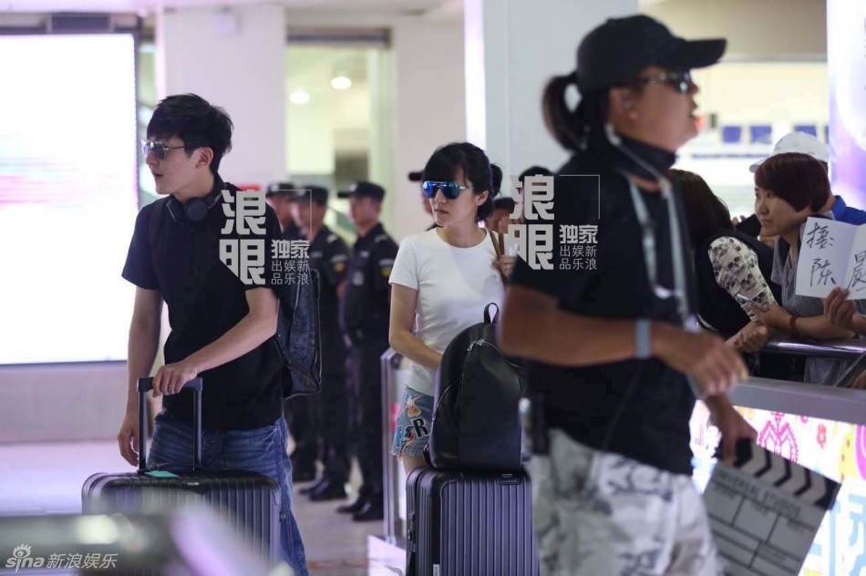 戚薇李承铉现身三亚录《出发吧爱情》 一路牵手秀恩爱