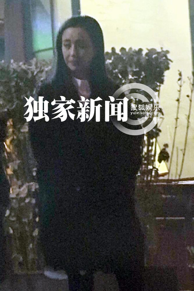 在与同行女士告别后 佟丽娅乘车离开餐厅回到了她与陈思成的新居