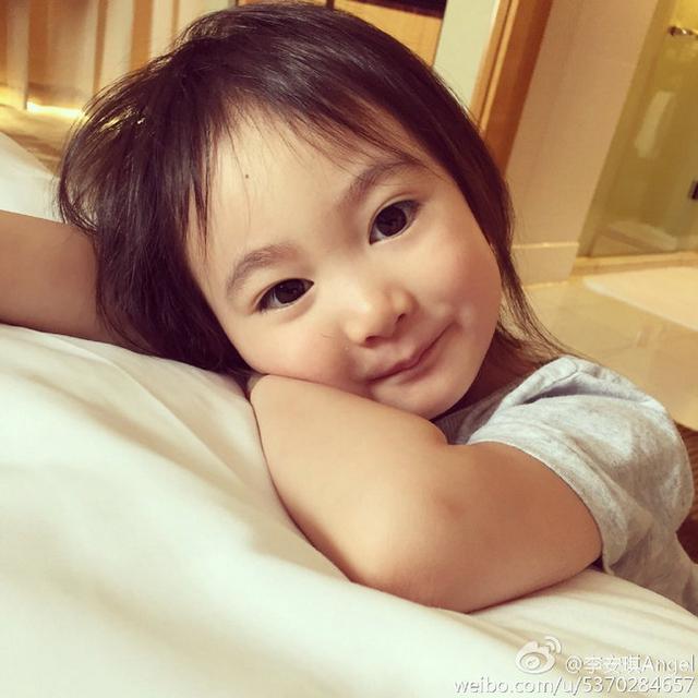 公主迷上剪刀手!奥莉坐妈妈怀中似好奇宝宝 躺沙发凹造型