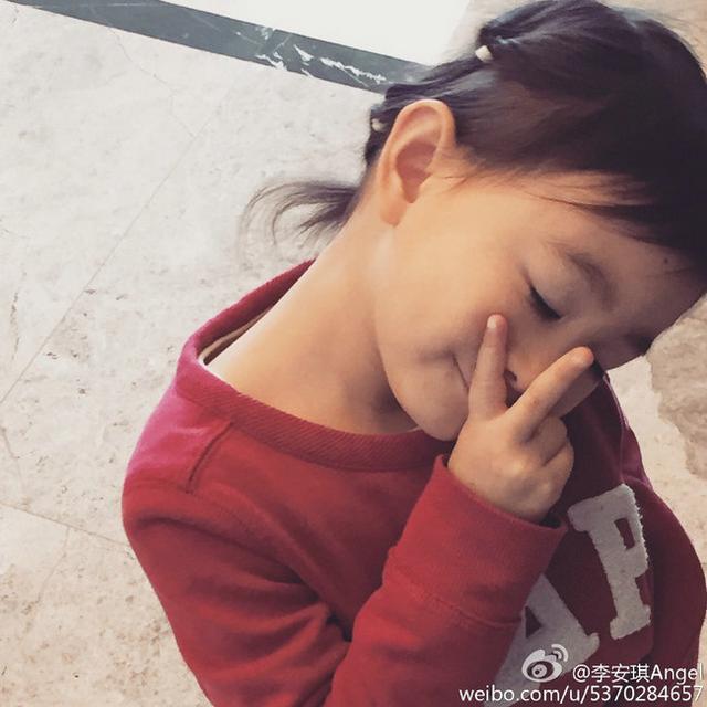 公主迷上剪刀手!奥莉坐妈妈怀中似好奇宝宝 躺沙发凹造型