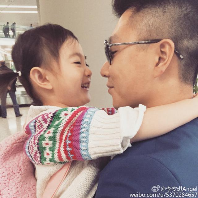 公主迷上剪刀手!奥莉坐妈妈怀中似好奇宝宝 躺沙发凹造型