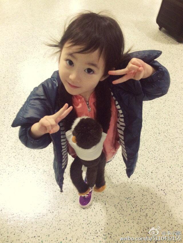 公主迷上剪刀手!奥莉坐妈妈怀中似好奇宝宝 躺沙发凹造型