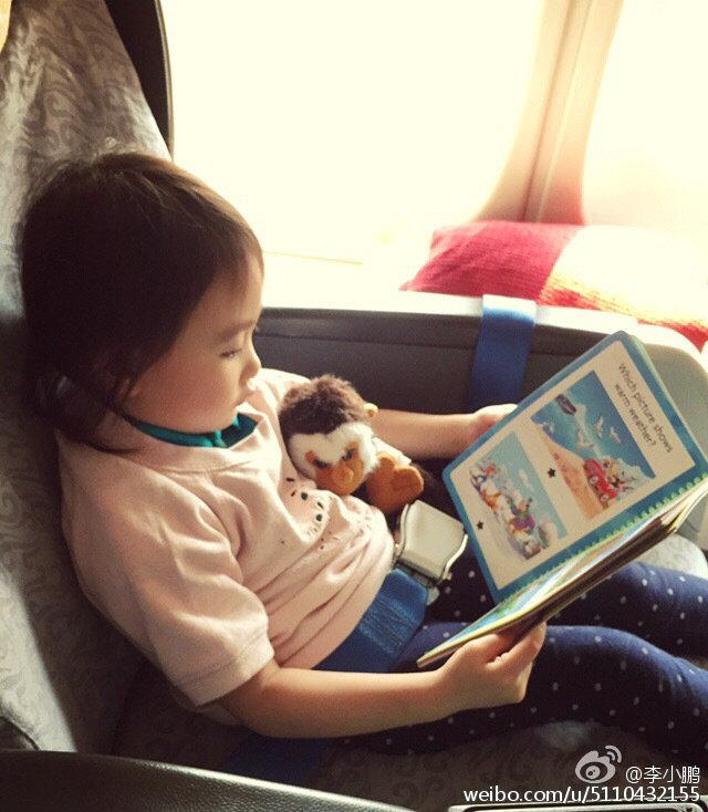 公主迷上剪刀手!奥莉坐妈妈怀中似好奇宝宝 躺沙发凹造型