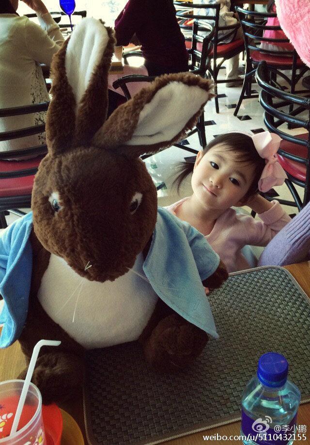 公主迷上剪刀手!奥莉坐妈妈怀中似好奇宝宝 躺沙发凹造型