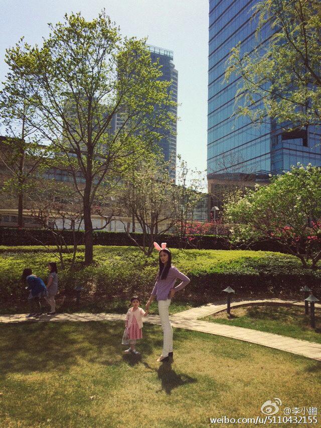 公主迷上剪刀手!奥莉坐妈妈怀中似好奇宝宝 躺沙发凹造型