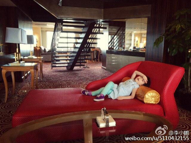 公主迷上剪刀手!奥莉坐妈妈怀中似好奇宝宝 躺沙发凹造型