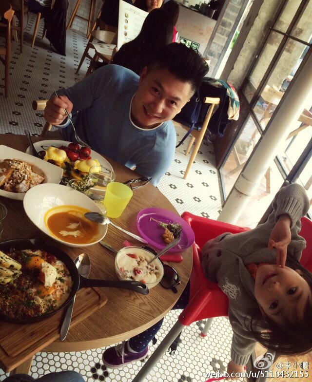 公主迷上剪刀手!奥莉坐妈妈怀中似好奇宝宝 躺沙发凹造型