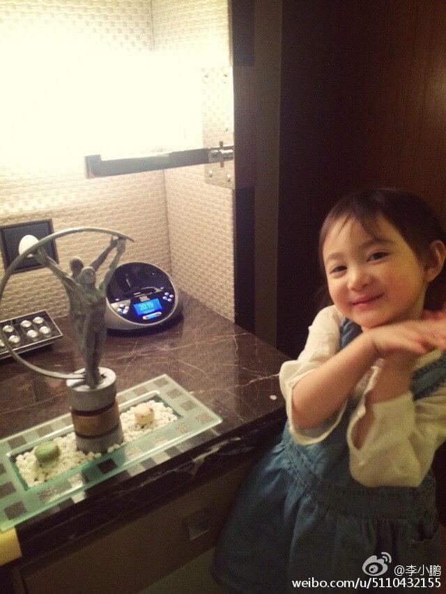 公主迷上剪刀手!奥莉坐妈妈怀中似好奇宝宝 躺沙发凹造型