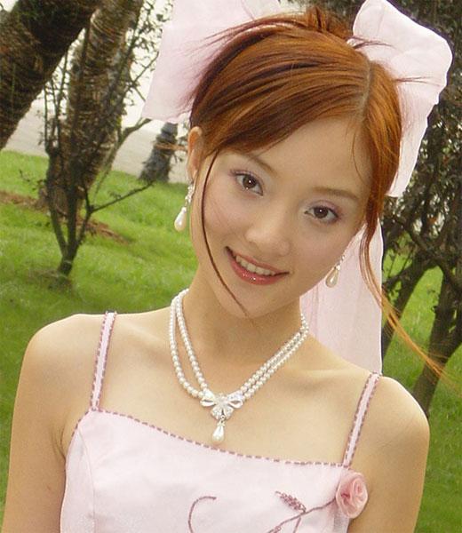 李小璐逛买手店显品味 试鞋变身“蔡依林舞娘”