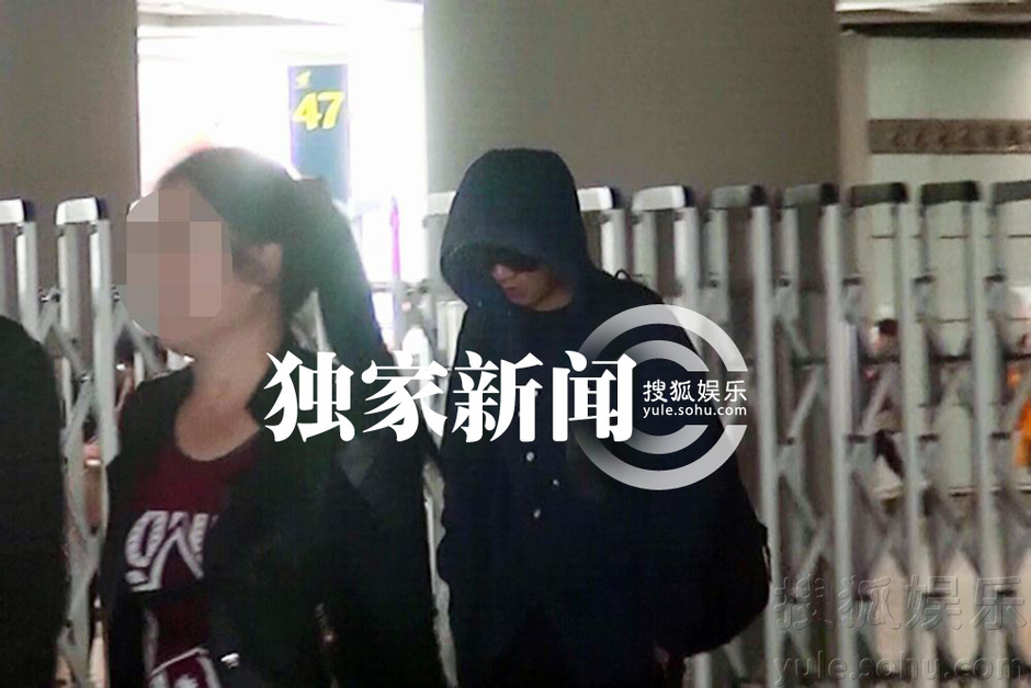 文章蒙头遮面低调现身机场 一人独行倍显落寞