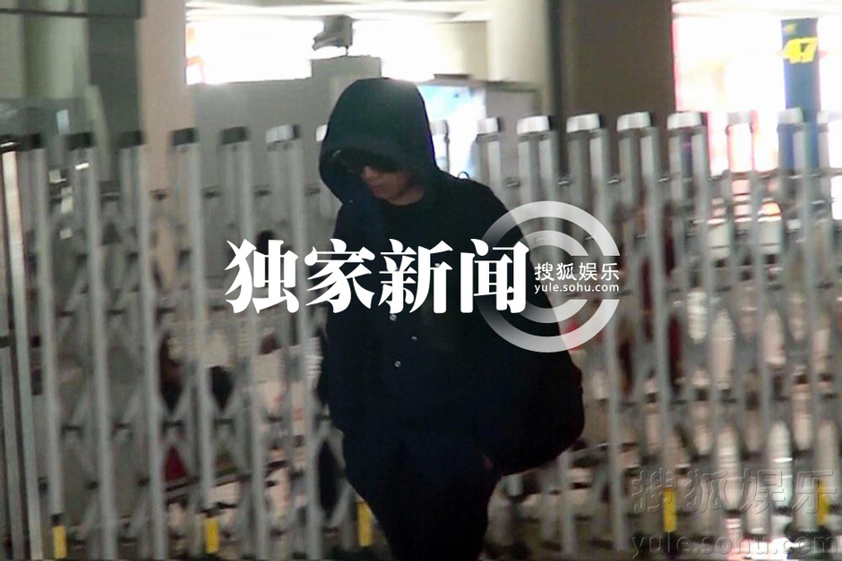 文章蒙头遮面低调现身机场 一人独行倍显落寞