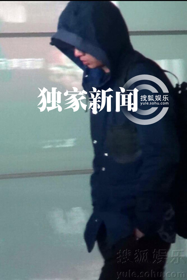 文章蒙头遮面低调现身机场 一人独行倍显落寞