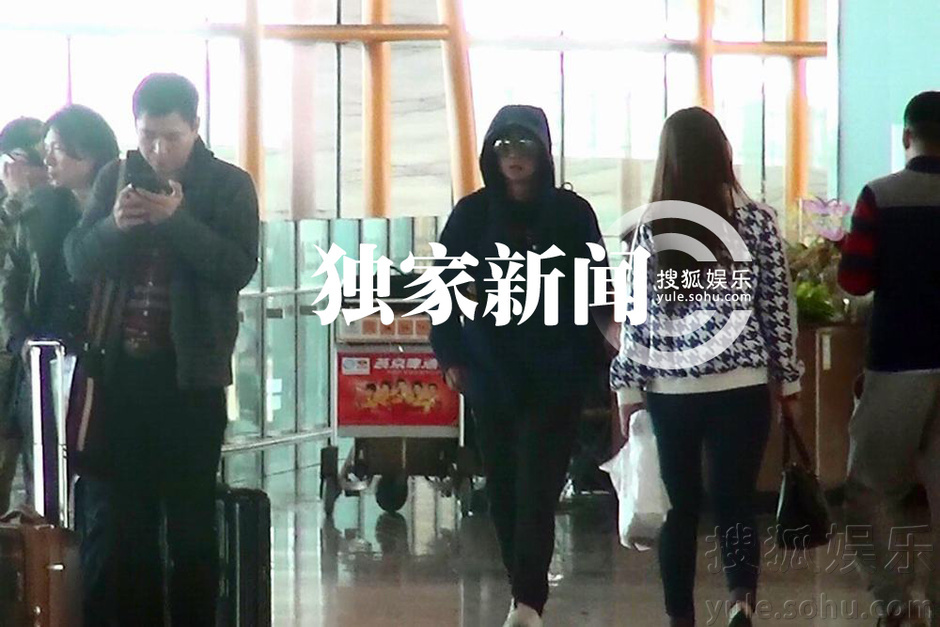 文章蒙头遮面低调现身机场 一人独行倍显落寞