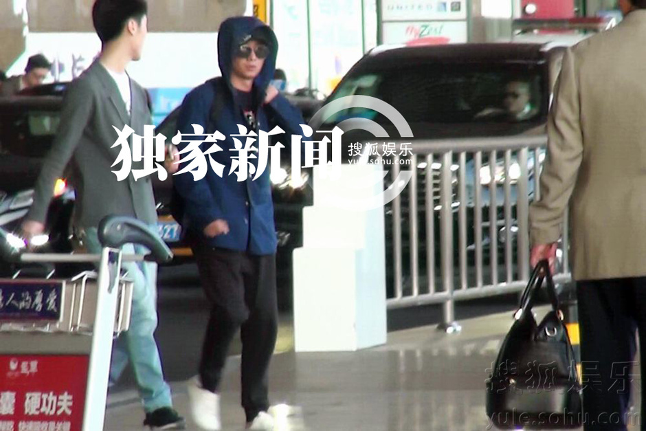 文章蒙头遮面低调现身机场 一人独行倍显落寞