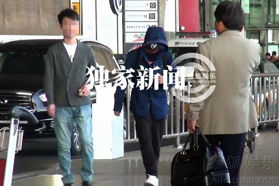 文章蒙头遮面低调现身机场 一人独行倍显落寞