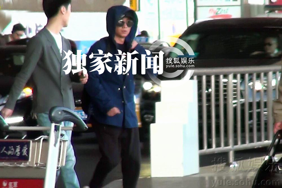 文章蒙头遮面低调现身机场 一人独行倍显落寞