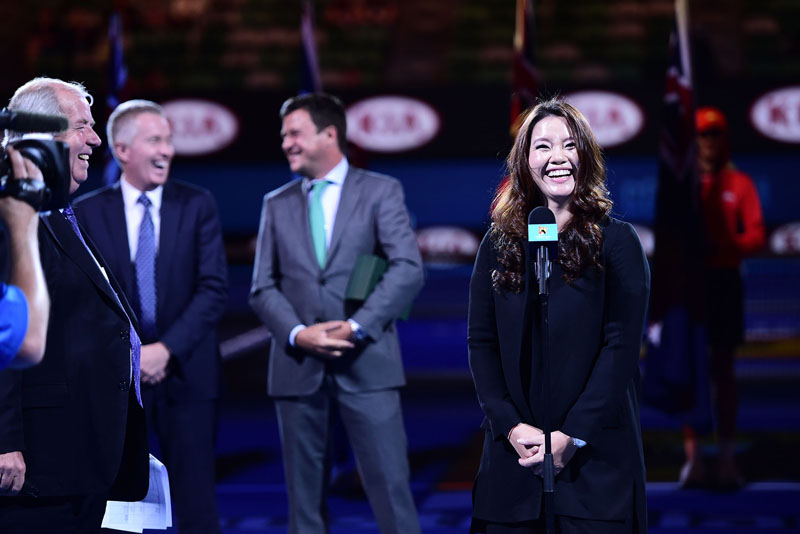 李娜挺大肚亮相见面会 双手护肚一脸幸福