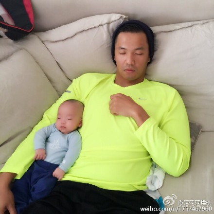 范玮琪隔三小时喂奶：看到路人都想去喂