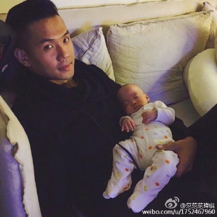 范玮琪隔三小时喂奶：看到路人都想去喂