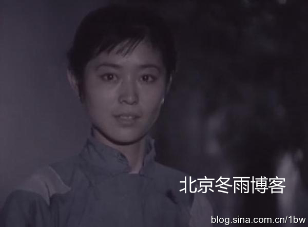 倪萍35年前青涩剧照曝光 披红盖头笑魇如花