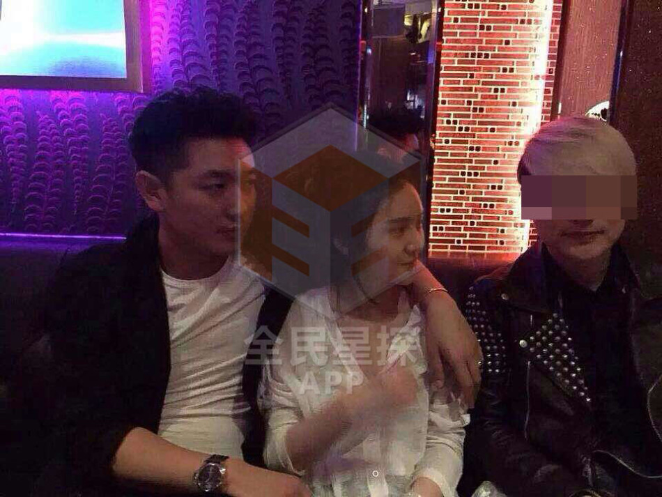 主持人田源与神秘辣妹夜店忘情激吻