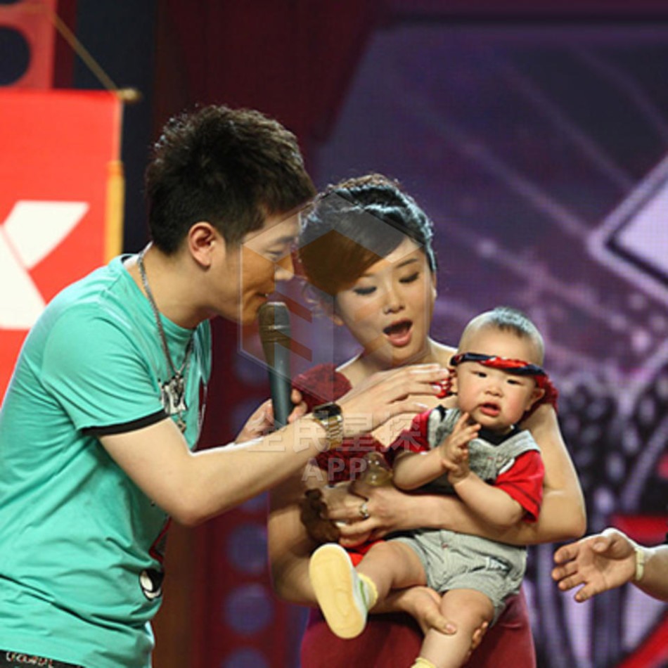 主持人田源与神秘辣妹夜店忘情激吻