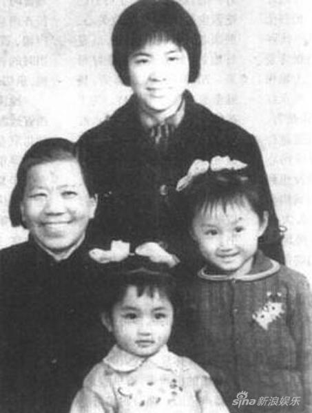 杨钰莹青涩成长照 85年参加央视节目出道 杨钰莹青涩成长照 85年参加央视节目出道