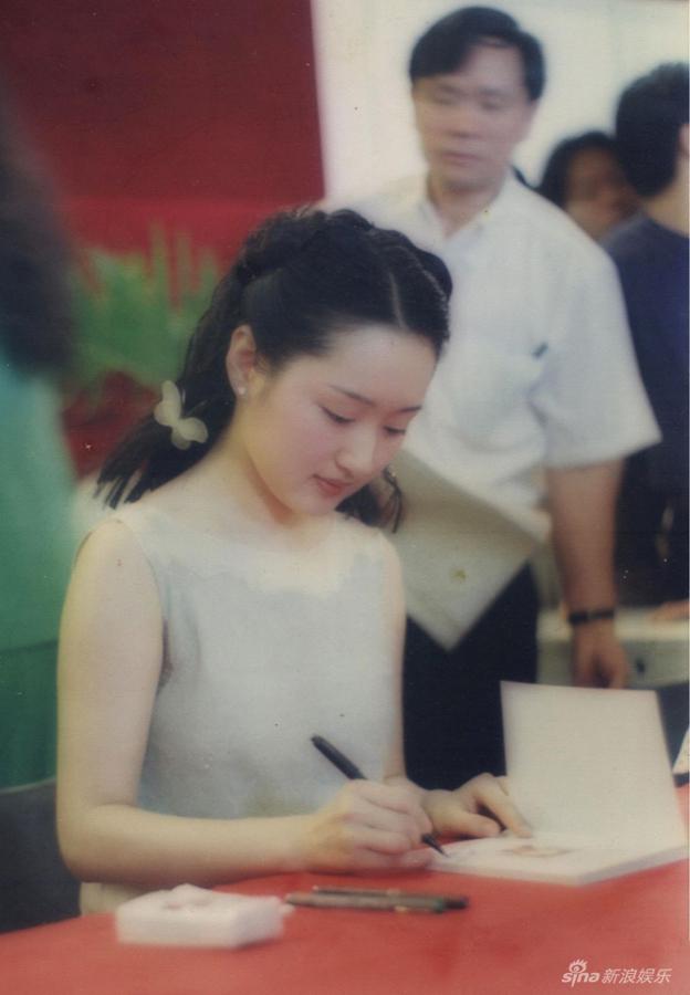 杨钰莹青涩成长照 85年参加央视节目出道 杨钰莹青涩成长照 85年参加央视节目出道