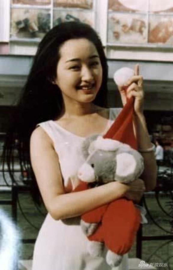 杨钰莹青涩成长照 85年参加央视节目出道 杨钰莹青涩成长照 85年参加央视节目出道