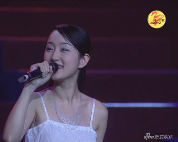 杨钰莹青涩成长照 85年参加央视节目出道 杨钰莹青涩成长照 85年参加央视节目出道