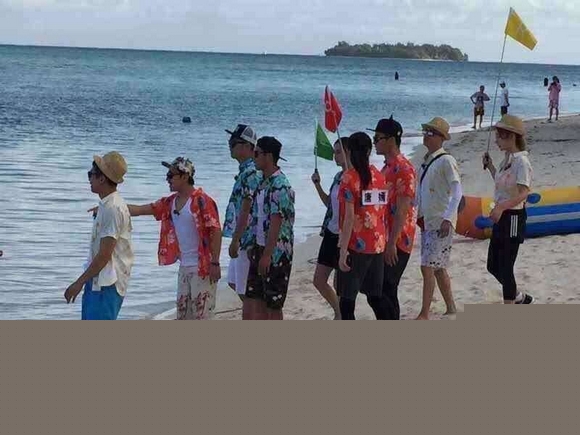 《跑男》塞班岛录制(图片来源:新浪微博)