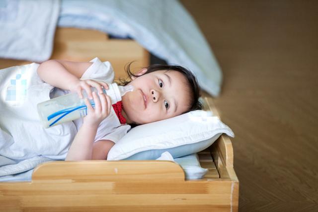 甜馨睡美人萌照曝光 安静喝奶睡姿萌萌哒