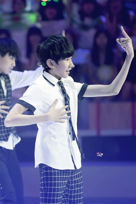 00后都有绯闻了：TFBOYS王俊凯女友曝光有夫妻相