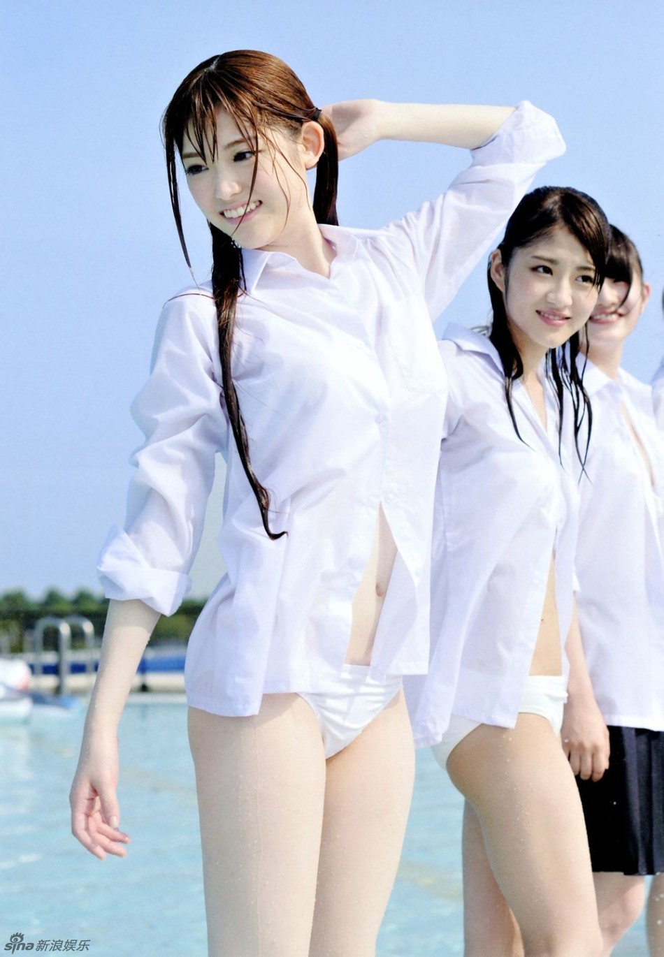 日本女团性感写真只白布遮身 真空上阵尺度大