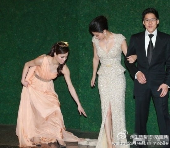 郭晶晶被伴娘踩裙摆