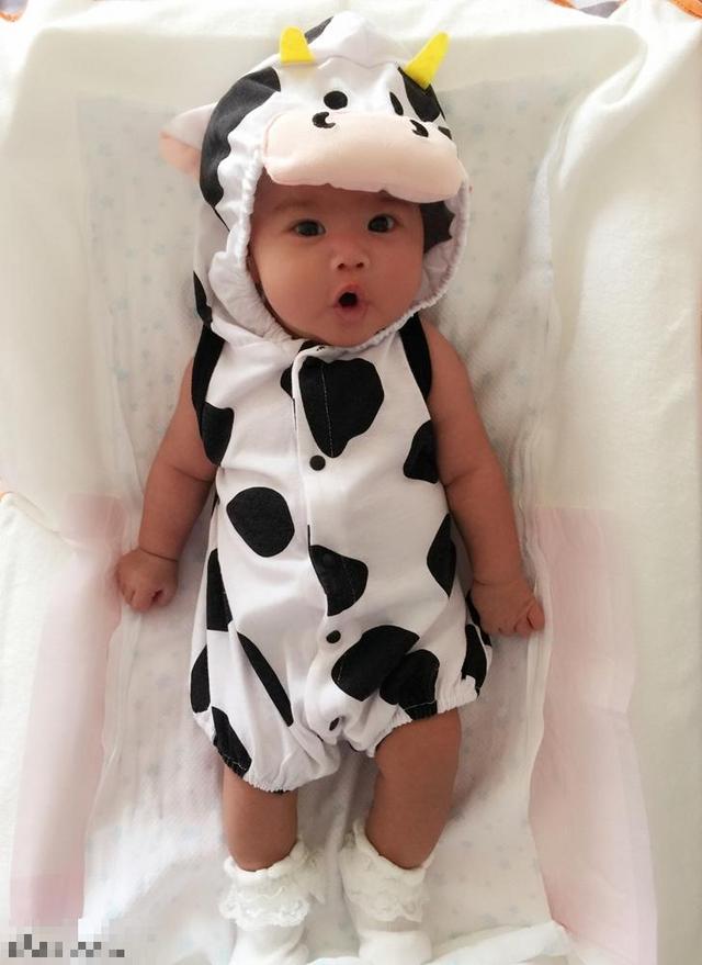 包贝尔爱女“饺子”首曝光 穿奶牛装颜值超爸爸千万倍