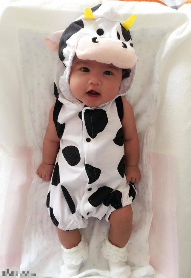 包贝尔爱女“饺子”首曝光 穿奶牛装颜值超爸爸千万倍