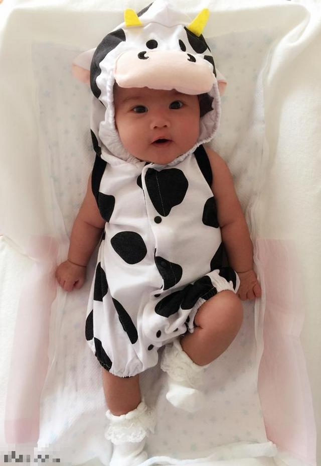 包贝尔爱女“饺子”首曝光 穿奶牛装颜值超爸爸千万倍