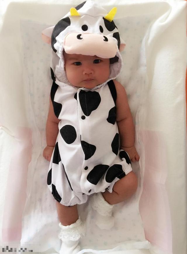 包贝尔爱女“饺子”首曝光 穿奶牛装颜值超爸爸千万倍